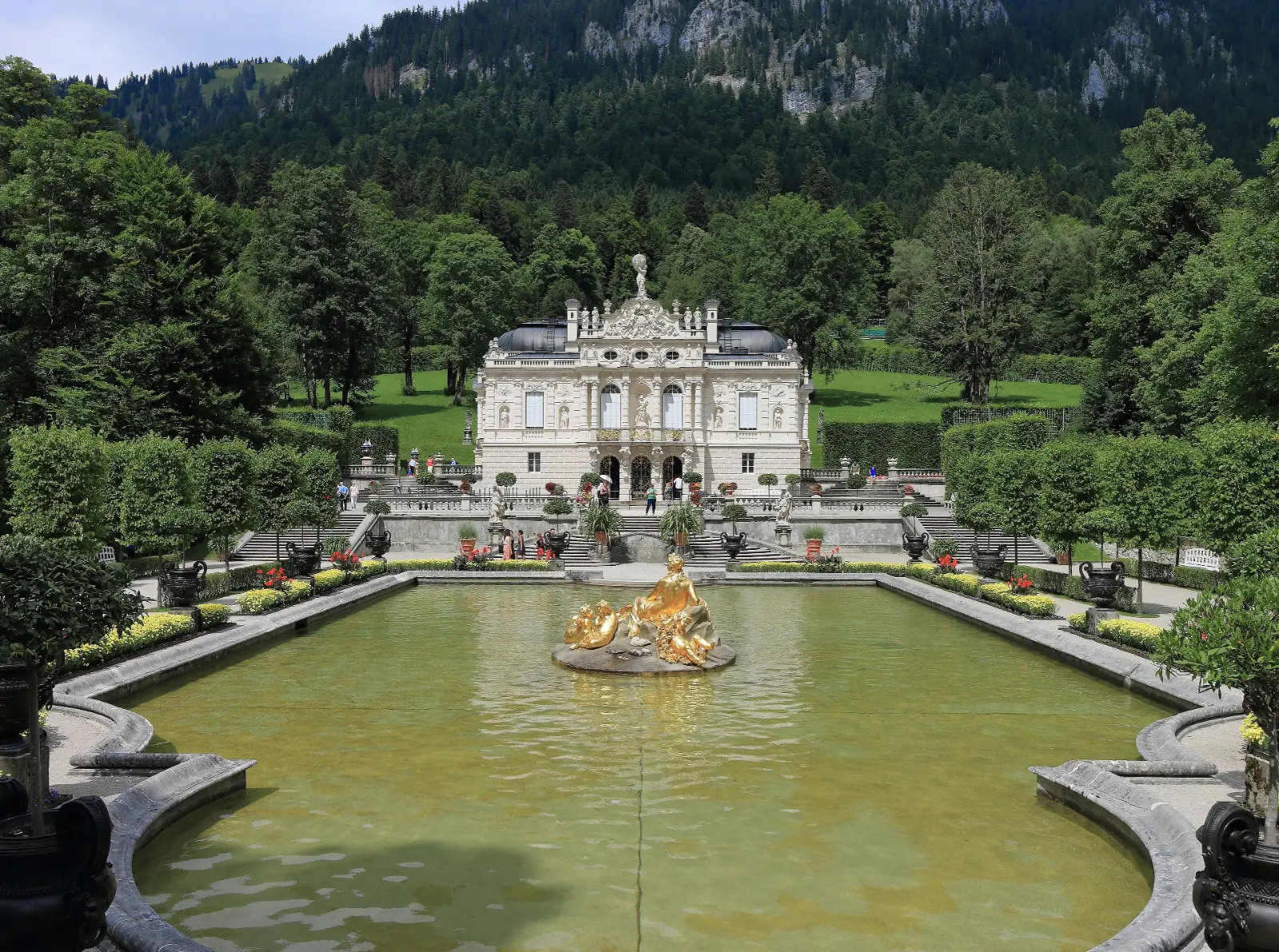 Schloss Linderhof mit Gartenparterre