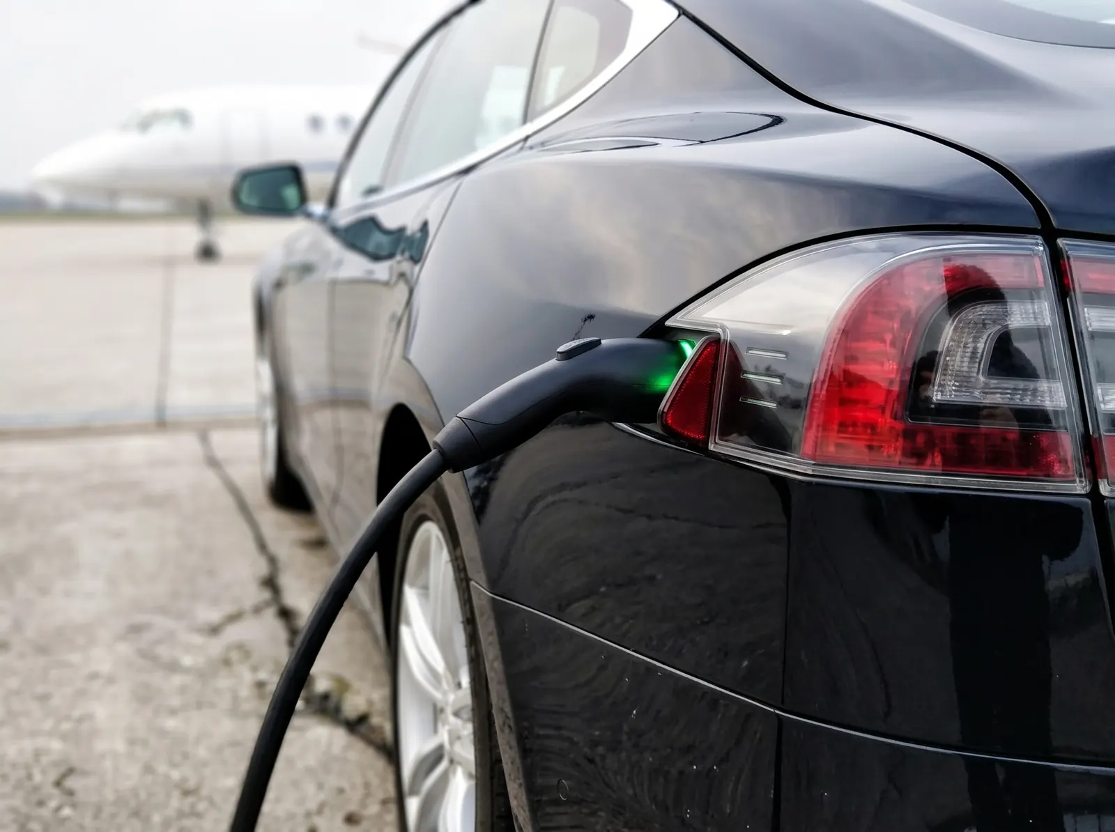 Ladeanschluss der elektrischen Limousine von MUC-Shuttle – emissionsfreier Chauffeurservice